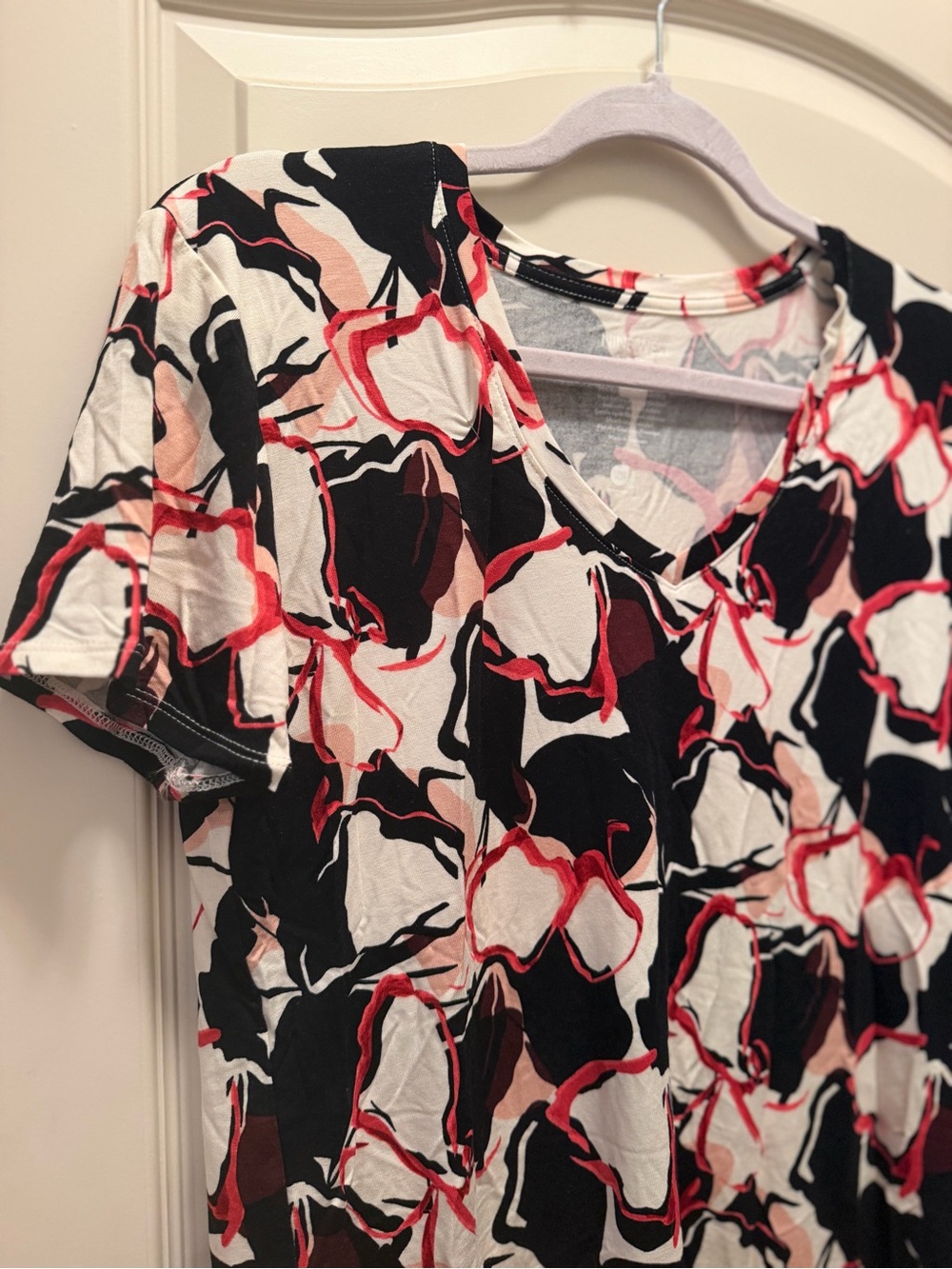NWOT Nine West Abstract V-Neck Short Sleeve Top in Black, White & Red - Picture 3 of 8